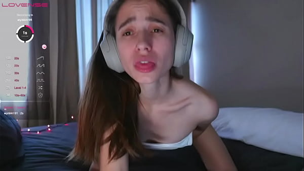 Good girl plays_with pussy