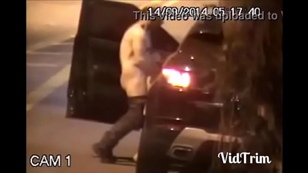 Viviane araujodando no meio da rua