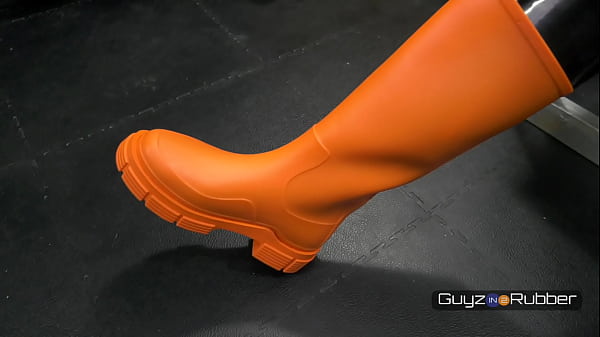 Play MP4 - Guyzin2rubber&comma; Rubber n Boots&colon; Quickie in Orange Wellies