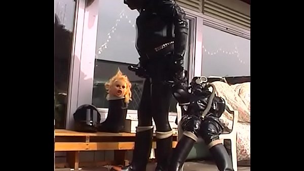 Play MP4 - 2003RoxinaRetroRubberOxShinyHorny150403XXL&period;WMV