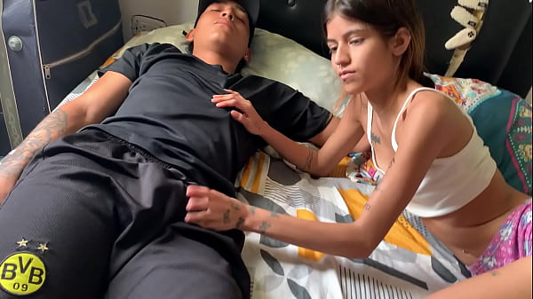 Mi Sexy Hermanastra Me Manosea Mientras Estoy En Un Sue&ntilde;o Me Levanto Con Ganas De Coger. thumbnail