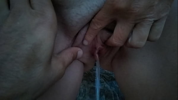 Ma ch&egrave;rie pisse sur la plage 