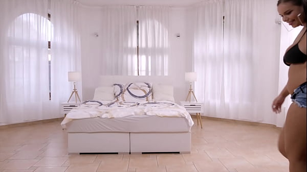 Play MP4 - Beauty Curvy Brunette Works Hard For Cock