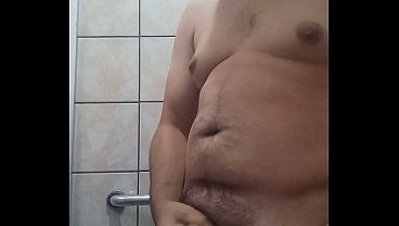 QUASE PEGA EM.FLAGRANTE EU GOZANDO DENTRO DO BANHEIRO 