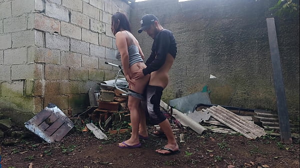 Play MP4 - Comendo garota na festa&comma; nos fundos do s&iacute;tio