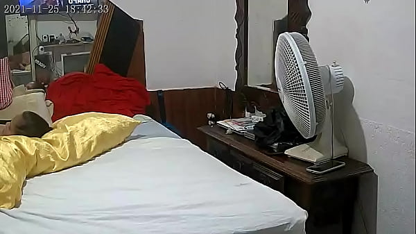 Safada enfiando consolo preto no bucetao 