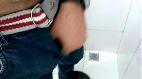 Tes&atilde;o no banheiro p&uacute;blico, dei uma punhetada de leve s&oacute; pra deixar com &aacute;gua na boca 