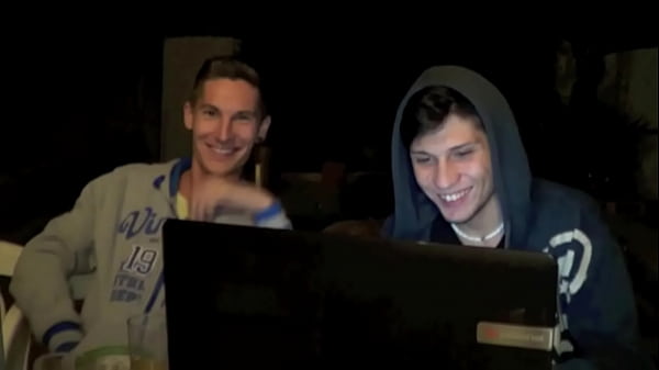 Un Beau Mec Bais&eacute; Par Une Tres Grosse Queue D'un Mec H&eacute;t&eacute;ro thumbnail