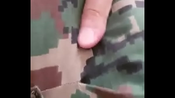 Play MP4 - Cachaco pajero se viene en su uniforme