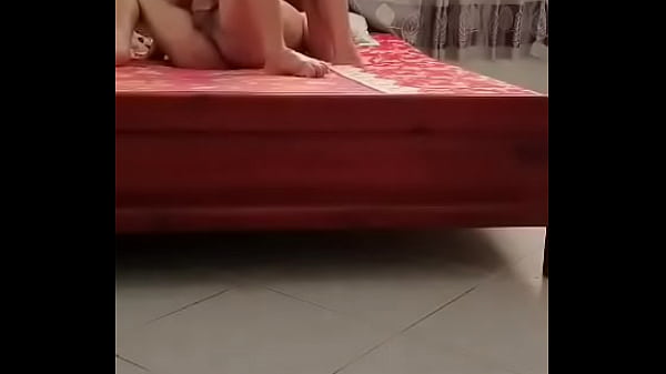 Vợ chịch bạn chồng ngồi xem 