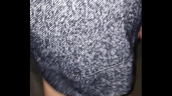 Esposa desnuda en puente 