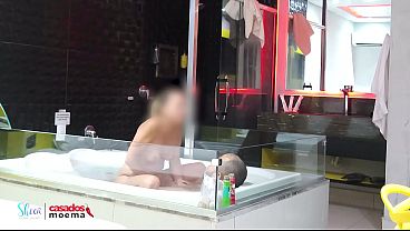 Fodendo a Moema na banheira sem camisinha