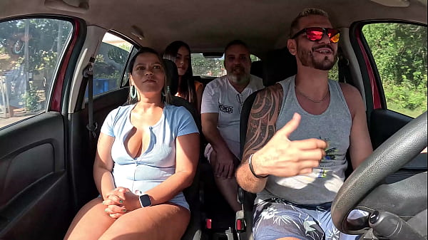 Play MP4 - Ted pegou uma carona com o casal Mari e Chell e ganho uma novinha no banco de tr&aacute;s - Candy Debby