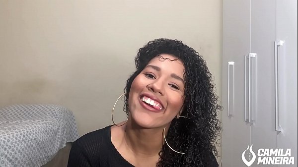 Novinha morena brincando com chantilly no corpo 