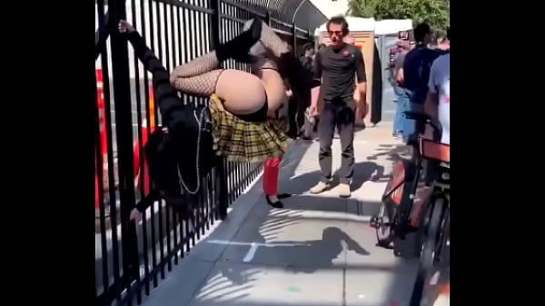 A esta puta no le importo estar en la calle para que todos le miraran su hermoso co&ntilde;o debajo de un hermoso hilo joder esta como para partirla en 2