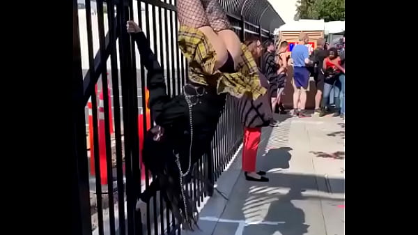 Nonton A Esta Puta No Le Importo Estar En La Calle Para Que Todos Le Miraran Su Hermoso Co&ntilde;o Debajo De Un Hermoso Hilo, Joder Esta Como Para Partirla En 2 thumbnail