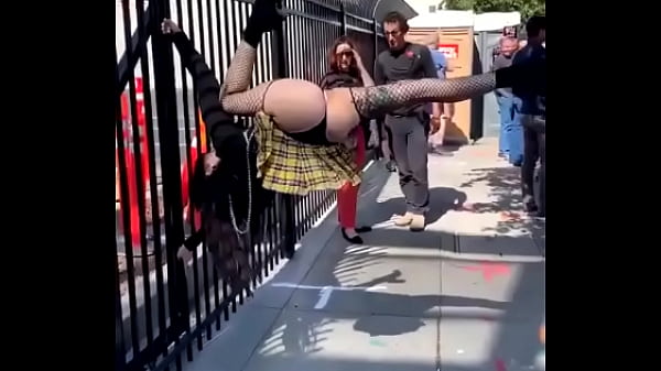 A esta puta no le importo estar en la calle para que todos le miraran su hermoso co&ntilde;o debajo de un hermoso hilo joder esta como para partirla en 2 