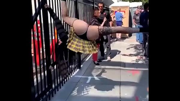 A esta puta no le importo estar en la calle para que todos le miraran su hermoso co&ntilde;o debajo de un hermoso hilo joder esta como para partirla en 2 