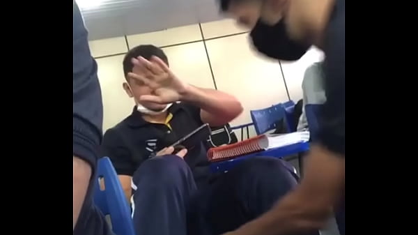 Magrinho torando gostosa malhada na escola 