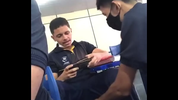 Magrinho torando gostosa malhada na escola 