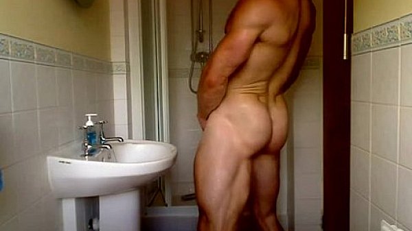 Fisiculturista tomando banho delicioso 