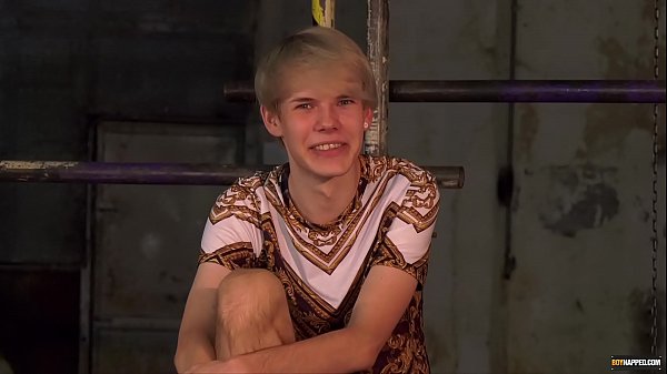 Play MP4 - Big dicked master ties up twink before fucking him in ass