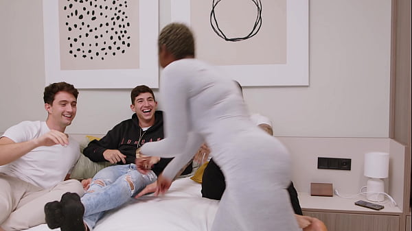 Play MP4 - Ebony Quiere Probar Una Fiesta Espa&ntilde;ola Con Tres Monstruosas Pollas&period; Jimmy Bud&comma; Rauls Bud&comma; Brady Bud And Zaawaadi