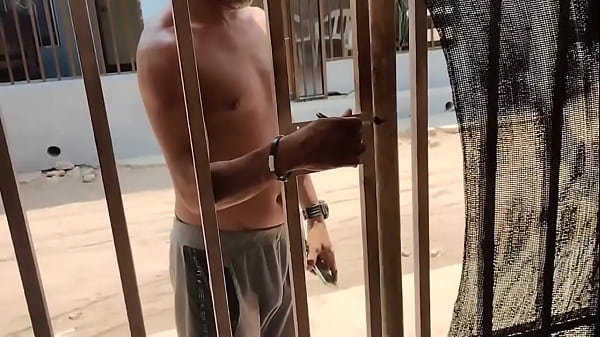 Busco a mi vecino para que me ayude y lo seduzco para que termine foll&aacute;ndome con su gran polla en mi gran co&ntilde;o