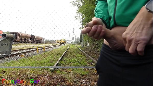 Beim Bahnhof wichsen ist einfach richtig geil, w&auml;hrend die Z&uuml;ge vorbeifahren. (S) 