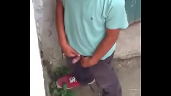 Play MP4 - neighbor's friend pissing &sol; amigo de mi vecino orinando