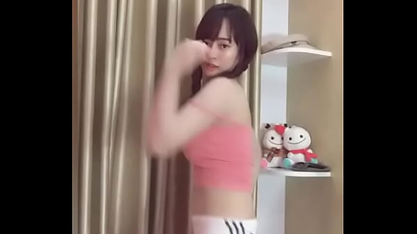 Baila en pollerita blanca y muestra su linda cola 