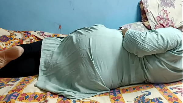 Desi housewife enjoyed and get gaand messaged