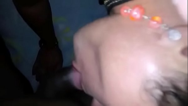 Play MP4 - A travesti fudendo dois passivos