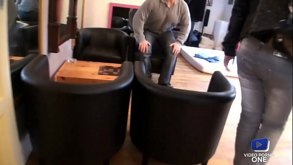 Jessica Shanice, la jeune coquine veutse faire enculer en trio