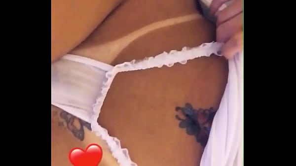 Gostosa com marquinha de biqu&iacute;ni se exibindo 