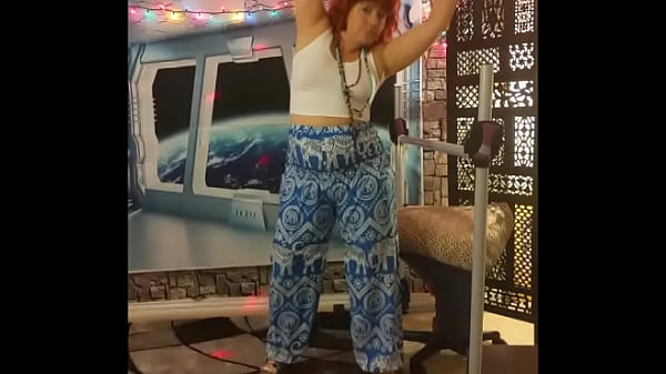 Hotwife Steffi bares_her pussy