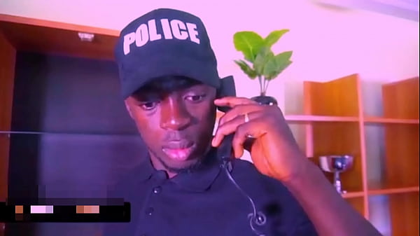 Le commissaire_et son_élément plan cul