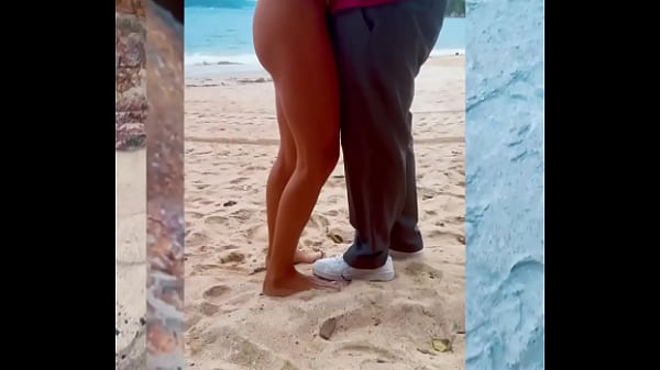 Belinha Dando Na Praia Movimentada Dentro Da Gruta thumbnail