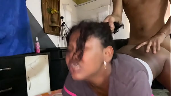 Miestras mi hermanastro duerme me lo follo descansando y dejo que se corra en mis tetas