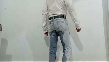 Delicioso pajazo despu&eacute;s de orinarme en los pantalones con mi pa&ntilde;al de tela 