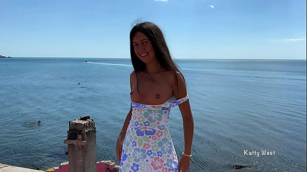 Play MP4 - Risky pissing in a public place in front of people