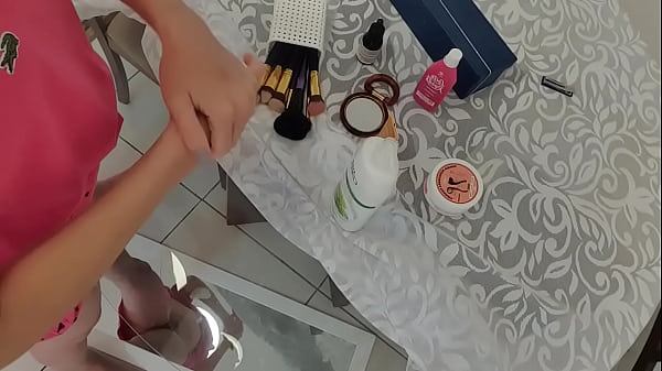 Garota Espelho No Ch&atilde;o Mostra Buceta thumbnail