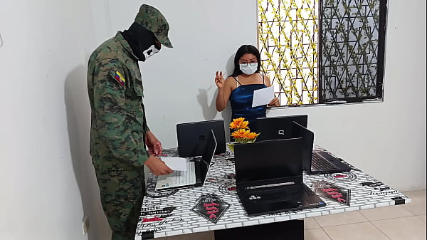 Play MP4 - O soldado transou com a vendedora venezuelana pela primeira vez&period; Ela faz isso para obter benef&iacute;cios colaterais e curtir sexo no trabalho&period;