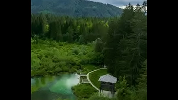 Nonton Escuchando Como Gimen thumbnail