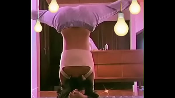 Angela Aguilar muestra todo a la camara mientras practica ejercicio 