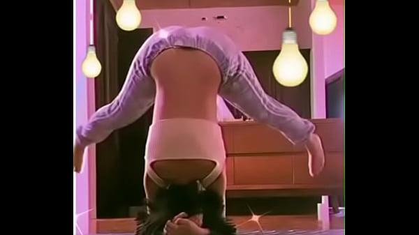 Angela aguilar muestra todo a la camara mientras practica ejercicio 