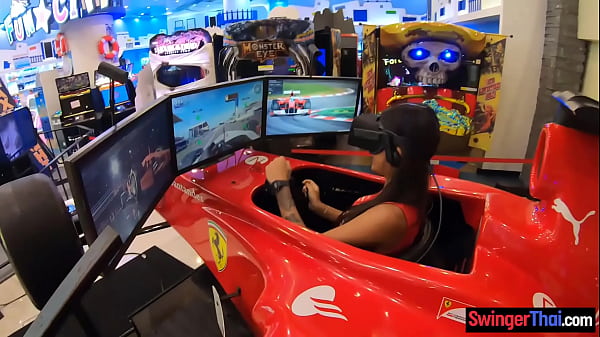 Petite Thai amateur teeniesucks and_fucks a tourist