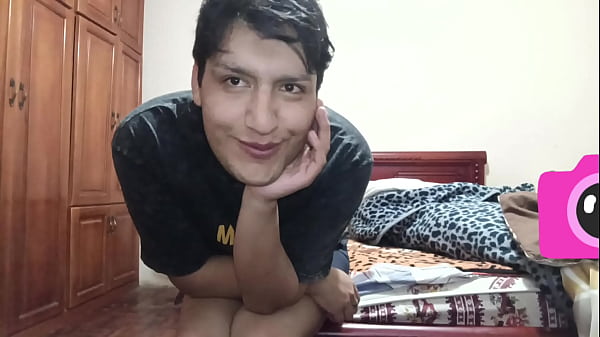 Gay Pasivo Lojano botando la leche sabrosita de su Lindo Maridito