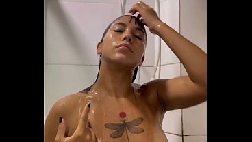 Brasileira real no chuveiro massageando o corpo &ndash; curvas ensaboadas e molhadas 4k