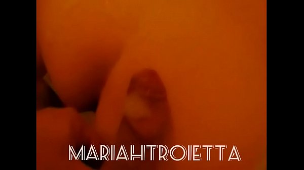 Mariah doggystyle schizzi di sborra sulle chiappe 